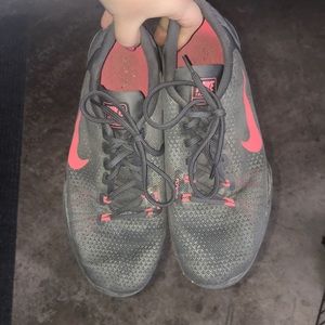 gray and pink nike tennis shoes